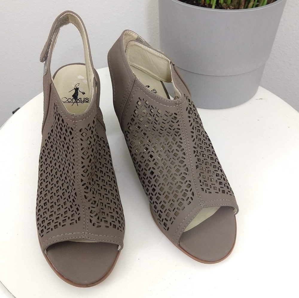 Corkys heel tan sandals sz 9